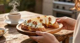 Crostini Con Formaggio Roquefort, Mele E Noci